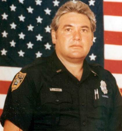 El policía de Miami Beach Donald Kramer perdió la vida el 23 de febrero de 1980 cuando un vagabundo al que perseguía se dio la vuelta y le disparó en la cabeza. El pistolero, llamado Andrés García Marrero, fue detenido y declarado loco, con lo que ingresó a un hospital siquiatrico de maxima seguridad y de por vida.