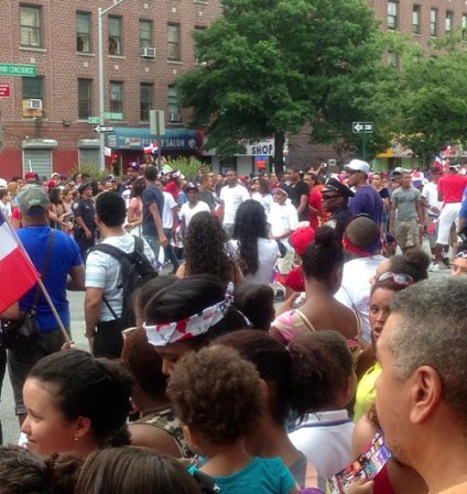 Miles de dominicanos se congregaron para celebrar por todo lo alto el Desfile Dominicano de El Bronx 2013 en la ciudad de Nueva York.