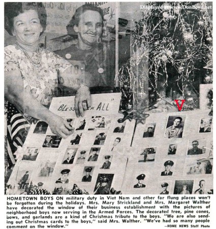Mary Strickland y Margaret Walther muestran este mensaje de apoyo a las tropas en la tintorería en donde trabajaban en Hialeah, en diciembre de 1966.