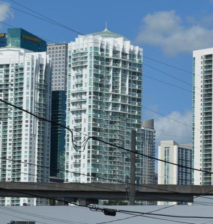 Brickell on the River South Tower. 482 pies (147 metros) 42 pisos. Construído en 2006