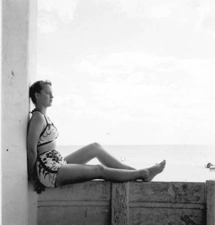Dos "eles" una sobre la otra, ¿las ves?<br />El año es 1946, en la playa Lido.