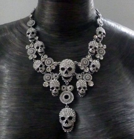 Collar con pedrería alusivo al "Día de Muertos".