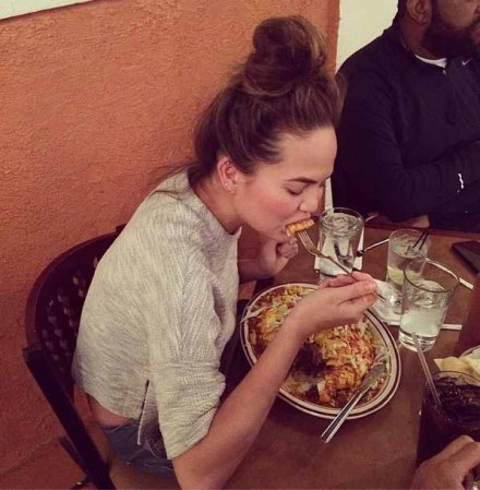 Chrissy Teigen: rechazada por sus kilos de más en sus inicios y adorada por todos ahora.