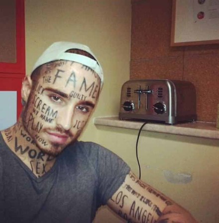 Vin Los, el sensual modelo de los tatuajes en la cara.