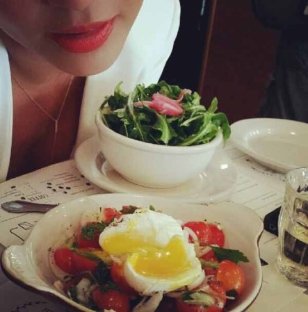 Chrissy Teigen: rechazada por sus kilos de más en sus inicios y adorada por todos ahora.