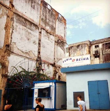 Donde se derrumbó un edificio, a veces colocan una "feria".