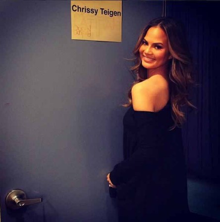 Chrissy Teigen: rechazada por sus kilos de más en sus inicios y adorada por todos ahora.