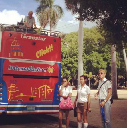 El turista en su ómnibus... los nacionales a pie.