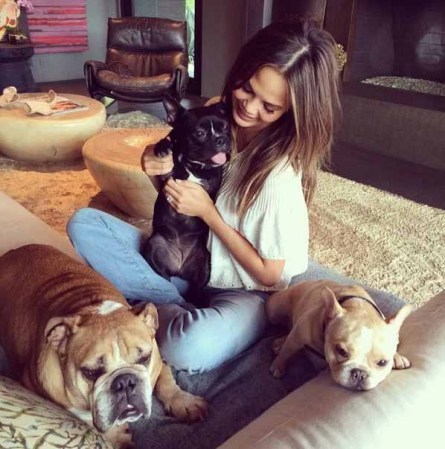 Chrissy Teigen: rechazada por sus kilos de más en sus inicios y adorada por todos ahora.