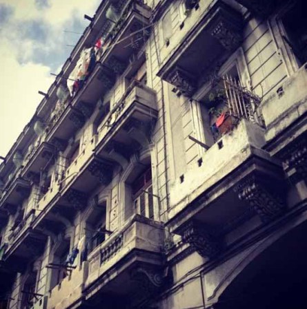 Balcones, para mirar La #Habana, criar palomas o tirar el agua de la limpieza.