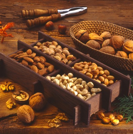 Búscalas en el aguacate, almendras, nueces e incluso puedes consumir cápsulas de Omega 3.