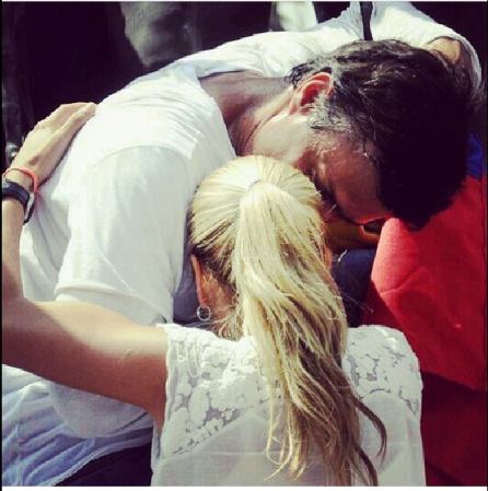 Lopez con su esposa antes de entregarse.