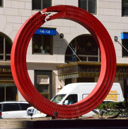 El Sherry Netherland, en rojo, también conn la cola queriendo aprapar su cúpula.