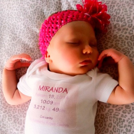 GERALDINE BAZÁN Y GABRIEL SOTO, presentaron con esta foto a su pequeña Alexa Miranda nacida el 19 de febrero.