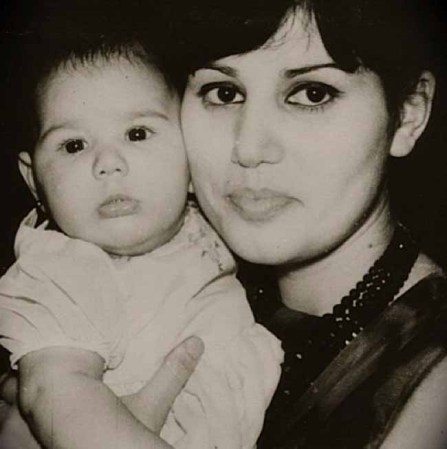 La presentadora de La Voz Kids, Daisy Fuentes, con su madre cuando era una bebé.