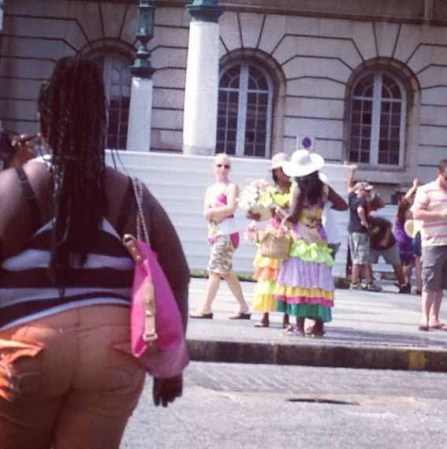 Habana con sus turistas y la gente alrededor de los turistas.