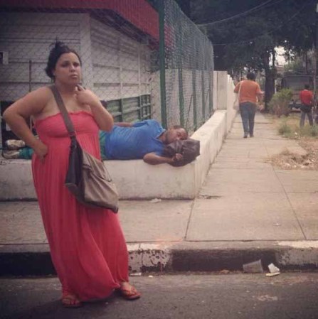 Unos esperan y otros... también esperan.