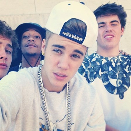 Justin Bieber fue captado escupiendo desde el balcón de un hotel en Toronto con varios amigos hacia las decenas de fans que lo esperaban abajo.