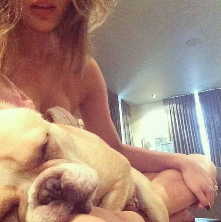 Chrissy Teigen: rechazada por sus kilos de más en sus inicios y adorada por todos ahora.
