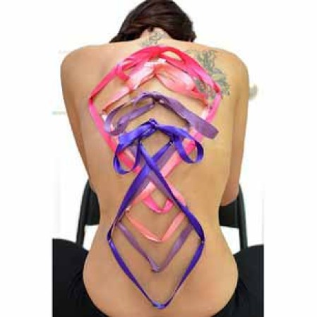 Los Piercing-Corsets son dos filas paralelas de perforaciones que están conectadas con una cuerda o una cinta en un patrón entrecruzado, simulando el aspecto de un corsé real.
