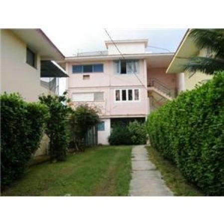 Apartamento 2½ cuartos, 2 baños<br />Precio: negociable.<br />Dirección: en Flores, Playa, Ciudad Habana.