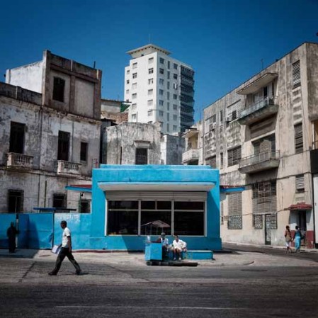 28 DE ENERO: Brillantes edificios de color en La Habana contrastan a menudo contra un telón de fondo casi monocromática de abandono y decadencia.