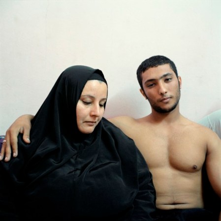 3 de febrero 2013. Ali, un joven egipcio, posa con su madre en el Cairo. Foto DENIS DAILLEUX