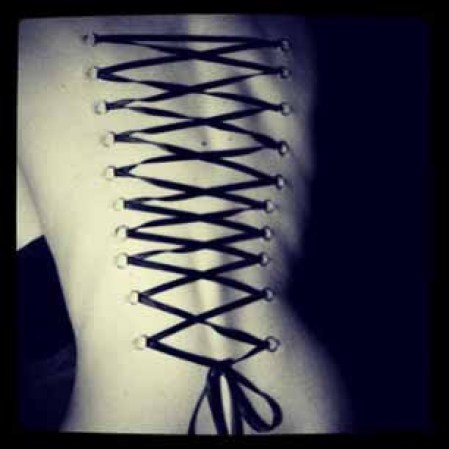 Los Piercing-Corsets son dos filas paralelas de perforaciones que están conectadas con una cuerda o una cinta en un patrón entrecruzado, simulando el aspecto de un corsé real.