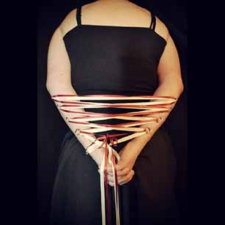 Los Piercing-Corsets son dos filas paralelas de perforaciones que están conectadas con una cuerda o una cinta en un patrón entrecruzado, simulando el aspecto de un corsé real.