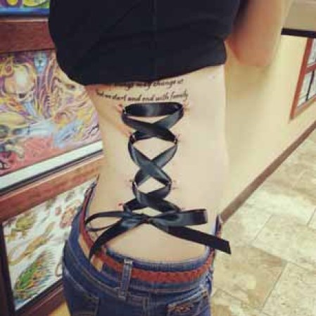 Los Piercing-Corsets son dos filas paralelas de perforaciones que están conectadas con una cuerda o una cinta en un patrón entrecruzado, simulando el aspecto de un corsé real.