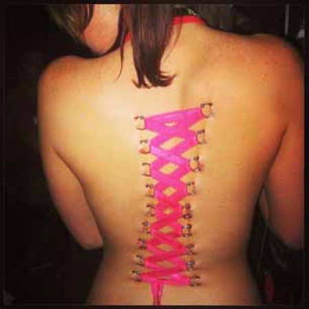 Los Piercing-Corsets son dos filas paralelas de perforaciones que están conectadas con una cuerda o una cinta en un patrón entrecruzado, simulando el aspecto de un corsé real.