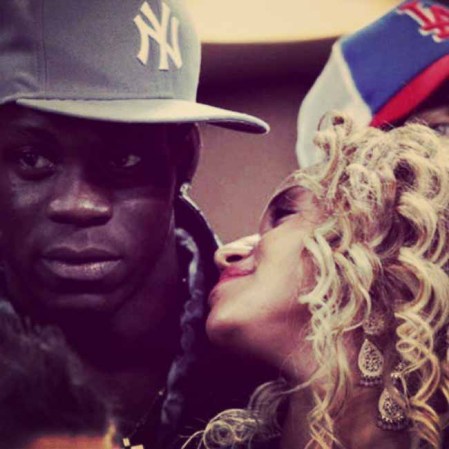 Fanny Neguesha y Mario Barwuah Balotelli.Nada mejor que salir con un futbolista de élite para obtener la fama internacional. La exhuberante cantante belga asegura que "Mario es muy cariñoso", pero a la vez "muy celoso". Balotelli es bien conocido por sus frecuentes arranques de ira y mal carácter.