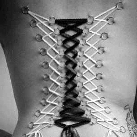 Debido a que la curación de múltiples piercings a la vez es bastante estresante para el cuerpo, la mayoría de las personas optan por llevar piercings corsé temporales.