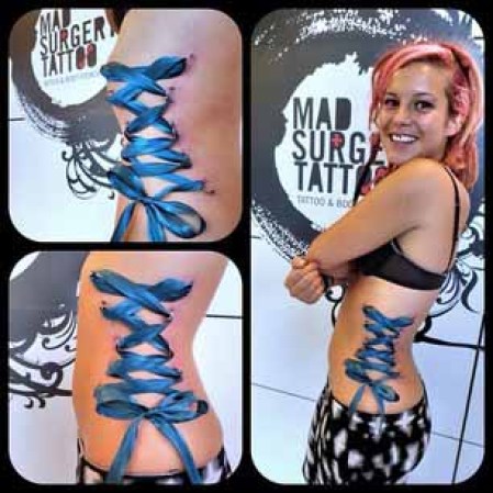 Los Piercing-Corsets son dos filas paralelas de perforaciones que están conectadas con una cuerda o una cinta en un patrón entrecruzado, simulando el aspecto de un corsé real.