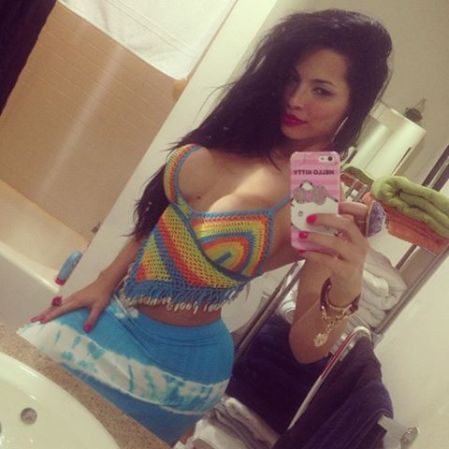 Dayamí Padrón, es una joven modelo y actriz cubana, que está haciendo una carrera en los medios de comunicación de Miami.