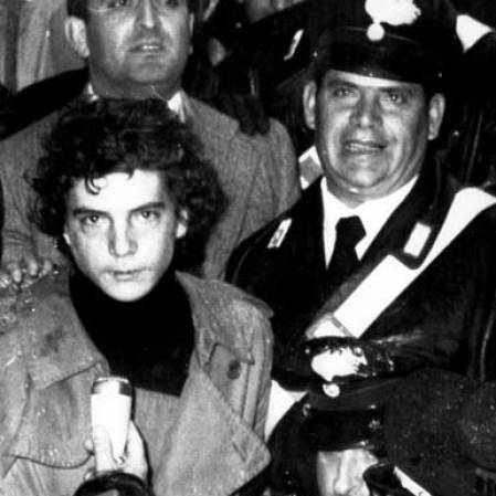 En 1973, Paul Getty III, nieto de Jean Paul Getty, considerado el hombre más rico del planeta, fue secuestrado por la mafia en Roma. Doce días después, sus captores hicieron llegar una petición de rescate de 10 millones de libras esterlinas. Su abuelo se negó: "Tengo catorce nietos. Si entrego el rescate tendré 14 nietos secuestrados". La mafia le cortó la oreja y luego, tras un pago de 2 millones, lo liberó.