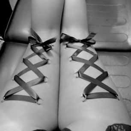 Los Piercing-Corsets son dos filas paralelas de perforaciones que están conectadas con una cuerda o una cinta en un patrón entrecruzado, simulando el aspecto de un corsé real.