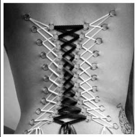 Debido a que la curación de múltiples piercings a la vez es bastante estresante para el cuerpo, la mayoría de las personas optan por llevar piercings corsé temporales.