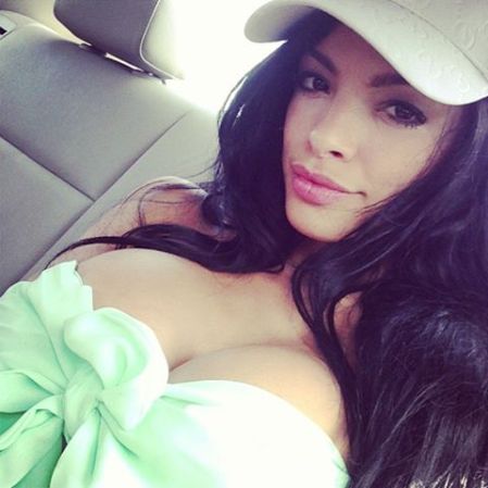 Dayamí Padrón, es una joven modelo y actriz cubana, que está haciendo una carrera en los medios de comunicación de Miami.