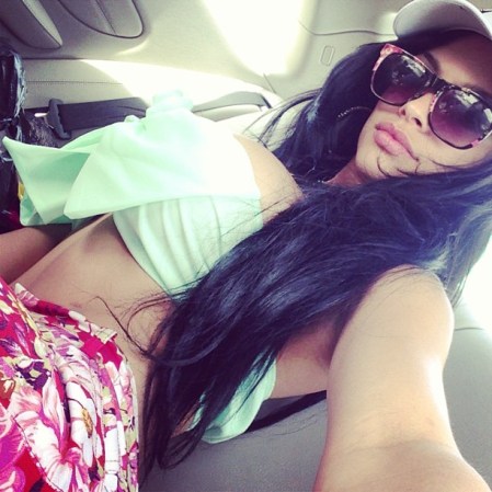 Dayamí Padrón, es una joven modelo y actriz cubana, que está haciendo una carrera en los medios de comunicación de Miami.