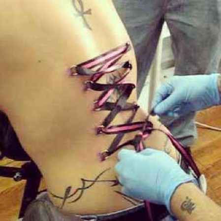 Los Piercing-Corsets son dos filas paralelas de perforaciones que están conectadas con una cuerda o una cinta en un patrón entrecruzado, simulando el aspecto de un corsé real.