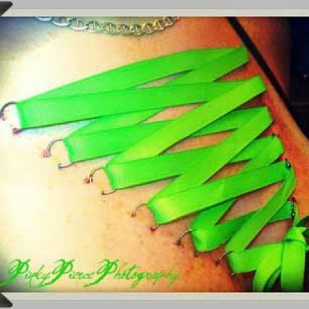 Debido a que la curación de múltiples piercings a la vez es bastante estresante para el cuerpo, la mayoría de las personas optan por llevar piercings corsé temporales.