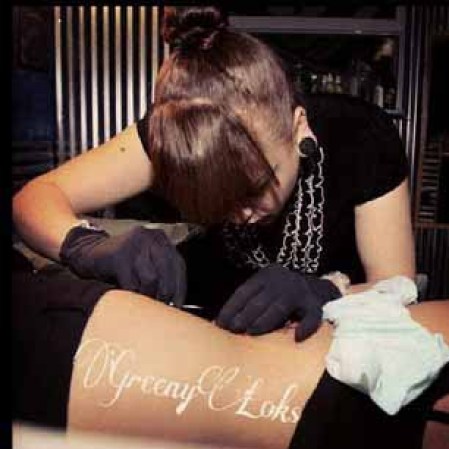 Debido a que la curación de múltiples piercings a la vez es bastante estresante para el cuerpo, la mayoría de las personas optan por llevar piercings corsé temporales.