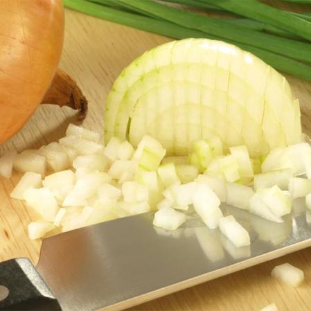 La cebolla es considerada en la antigüedad un alimento afrodisíaco por caldeos, egipcios, romanos, griegos y árabes. Estimula la anatomía del varón y el deseo de la mujer.
