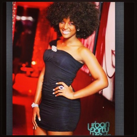 La cantante y conductora dominicana Amara "La negra", es una joven que también ha alcanzado notoriedad, desde su debut en el programa de Don Francisco, por su voluptuosas curvas.
