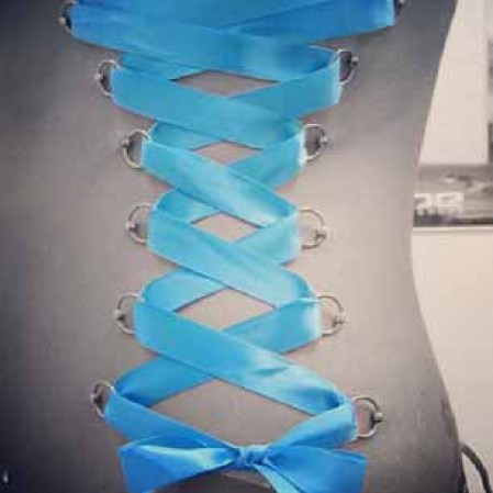 Debido a que la curación de múltiples piercings a la vez es bastante estresante para el cuerpo, la mayoría de las personas optan por llevar piercings corsé temporales.
