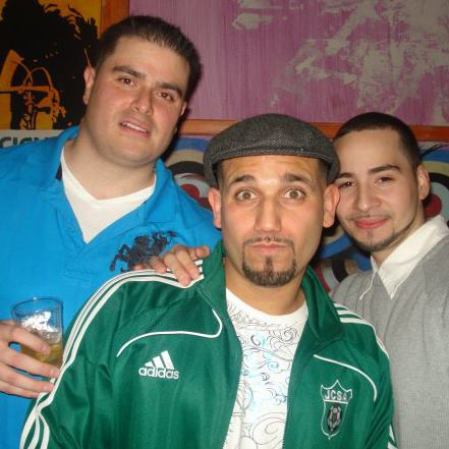 Carlos Javier Gavilanes, con amigos.