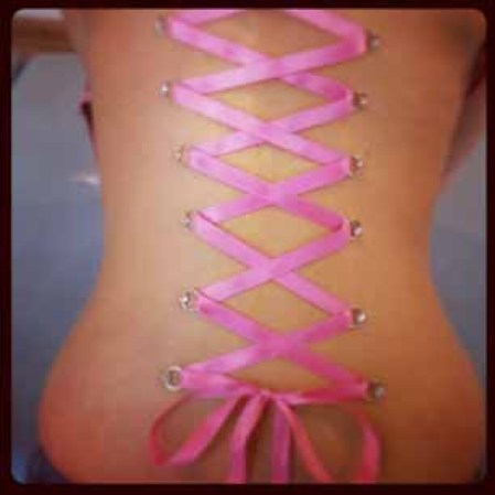 Debido a que la curación de múltiples piercings a la vez es bastante estresante para el cuerpo, la mayoría de las personas optan por llevar piercings corsé temporales.