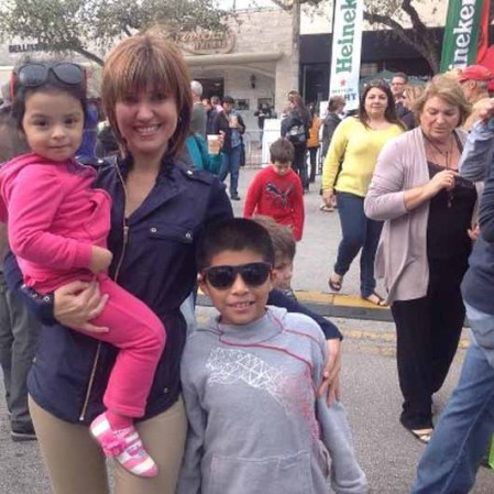 Daisy disfrutó de lo lindo la fiesta del Carnaval en la Milla, en Coral Gables. En la foto junto a dos pequeños fans.
