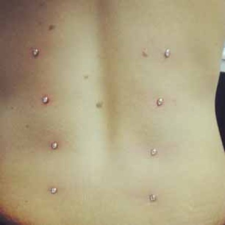 Debido a que la curación de múltiples piercings a la vez es bastante estresante para el cuerpo, la mayoría de las personas optan por llevar piercings corsé temporales.